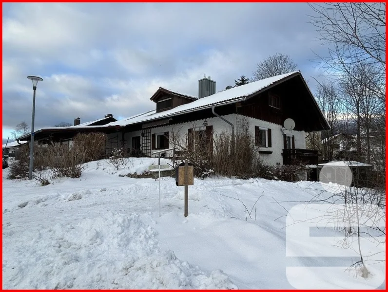 Süd-Ost-Ansicht - Haus kaufen in Neureichenau - Einfamilienhaus mit Einliegerwohnung bei 94089 Neureichenau