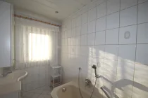 Tageslichtbad mit Wanne im Obergeschoss