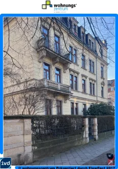 Seitenansicht des Objektes - Wohnung kaufen in Dresden - Gediegene 2-Zimmer-Wohnung im grünen Striesen! Balkon! Einbauküche! Parkett! Sofortbezug!