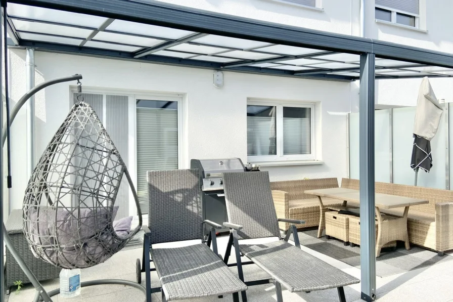 Überdachte Terrasse - Haus kaufen in Mettenheim - Reihenmittelhaus in Mettenheim