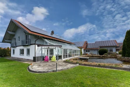 Außenansicht mit Wintergarten - Haus kaufen in Neuötting - Stilvolles Wohnen am Stadtrand 