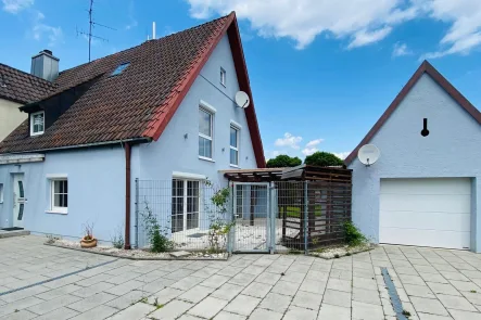 Haus- und Garagenansicht - Haus kaufen in Waldkraiburg - Großzügiges Doppelhaus in Waldkraiburg