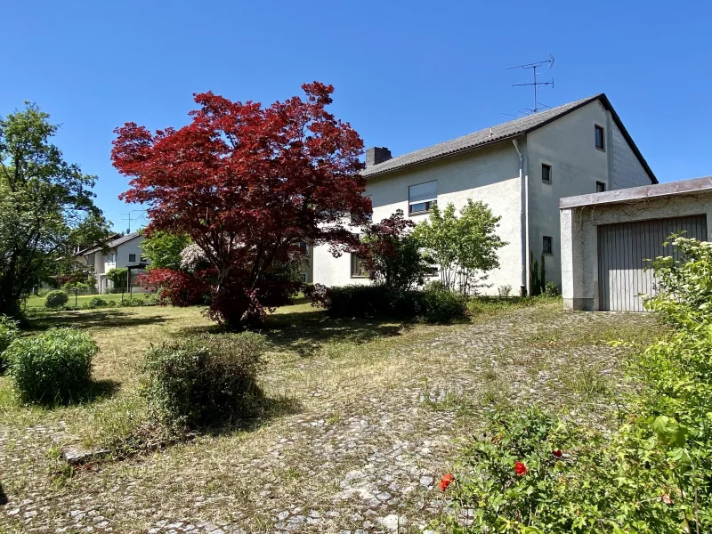 Straßenansicht - Haus kaufen in Burghausen - viel Platz für die ganze Familie