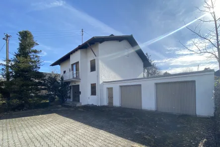 Hausansicht Straßenseite - Haus kaufen in Waldkraiburg - Zweifamilienhaus in Waldkraiburg