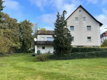 Titelbild - Haus kaufen in Waldmünchen - Vermietetes Zweifamilienhaus in Waldmünchen zu verkaufen!