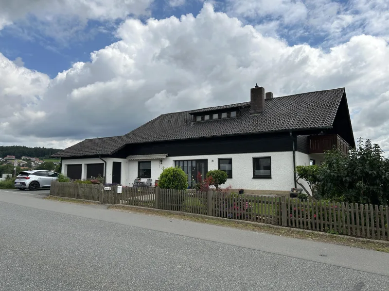 Titelbild - Haus kaufen in Cham - Einfamilienhaus mit ELW in Cham (Windischbergerdorf)