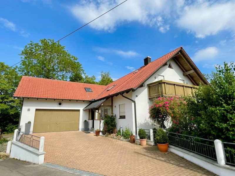 Vorderansicht - Haus kaufen in Egenhofen - Herrliches EFH mit Einliegerwohnung in Waltenhofen
