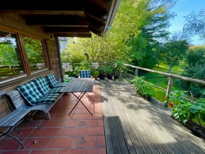 Großer Balkon mit Ausblick in den Garten