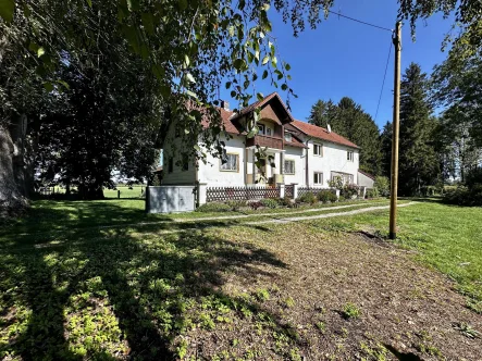 Blick auf das Gesamthaus - Haus kaufen in Olching - Großes Grundstück, historischer Charme: Renovierungsprojekt in Olching!