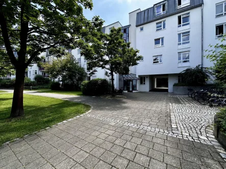 Blick auf das Hauptgebäude - Wohnung kaufen in München - Charmante 3-Zimmer-Wohnung in Bogenhausen