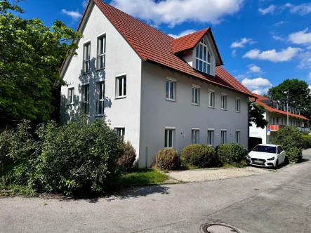 Blick auf das Gesamthaus - Haus kaufen in München - Mehrfamilienhaus mit attraktiven Vermietungsmöglichkeiten mit 296 m² Wohn/Gewerbefläche