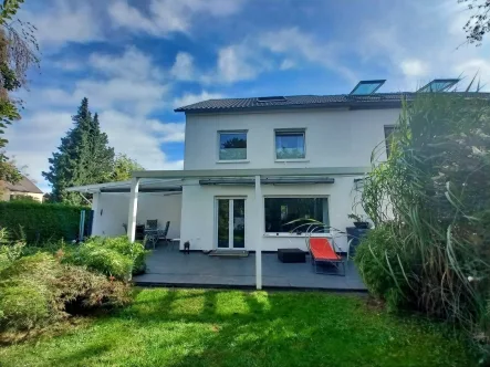 Terrasse mit Pergola und Freisitz - Haus kaufen in Germering - Großes REH mit Anbaumöglichkeit