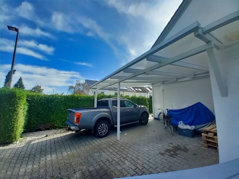 Carport vor dem Haus