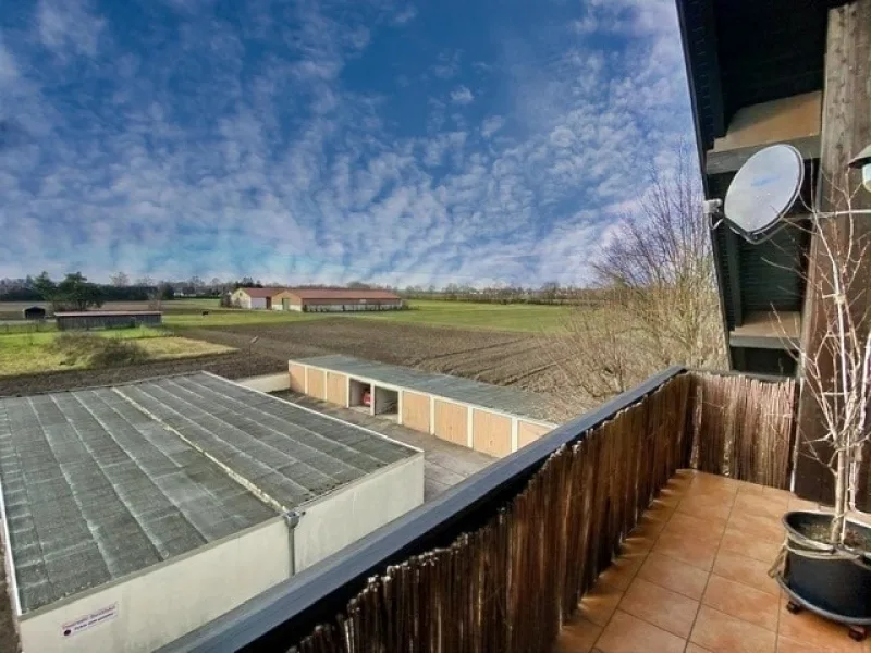 Balkon mit Ausblick auf Felder