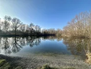 Blick auf den angrenzenden Weiher