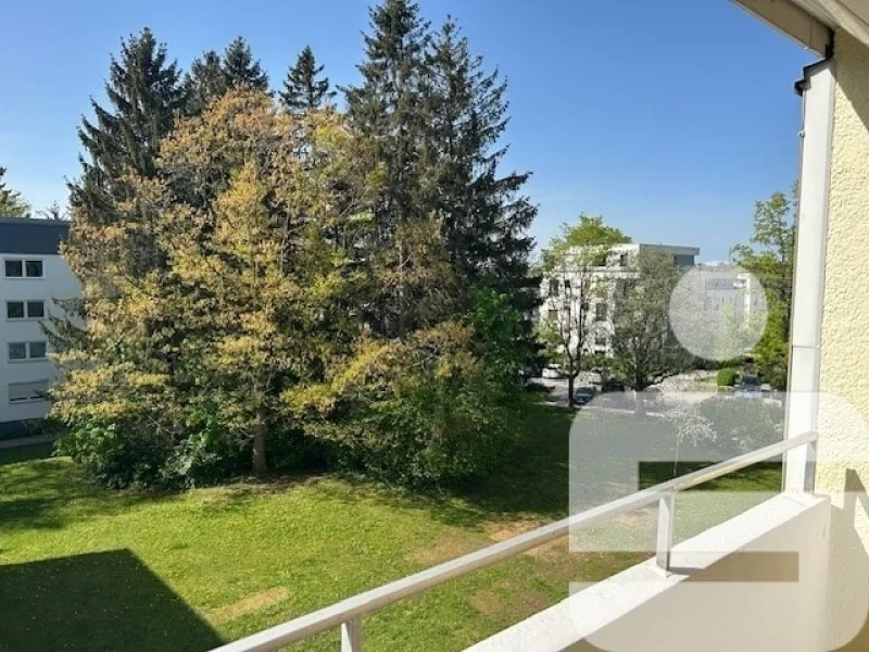 Blick vom Balkon - Wohnung kaufen in Unterhaching - ..einziehen und wohlfühlen !