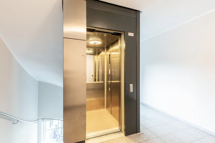 Lift neben Wohnungstüre im 1. Stock