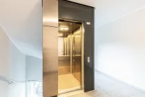 Lift neben Wohnungstüre im 1. Stock