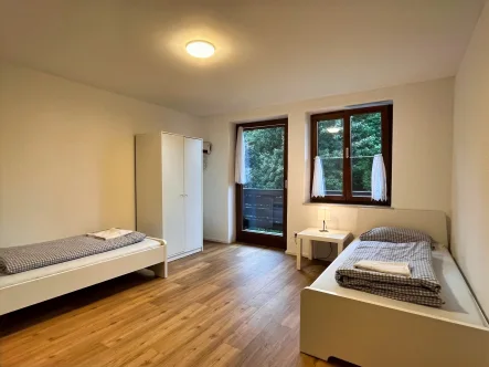 Wohnzimmer mit angrenzendem Balkon - Wohnung kaufen in Miesbach - Kernsaniertes Schmuckstück mit modernem Design! 