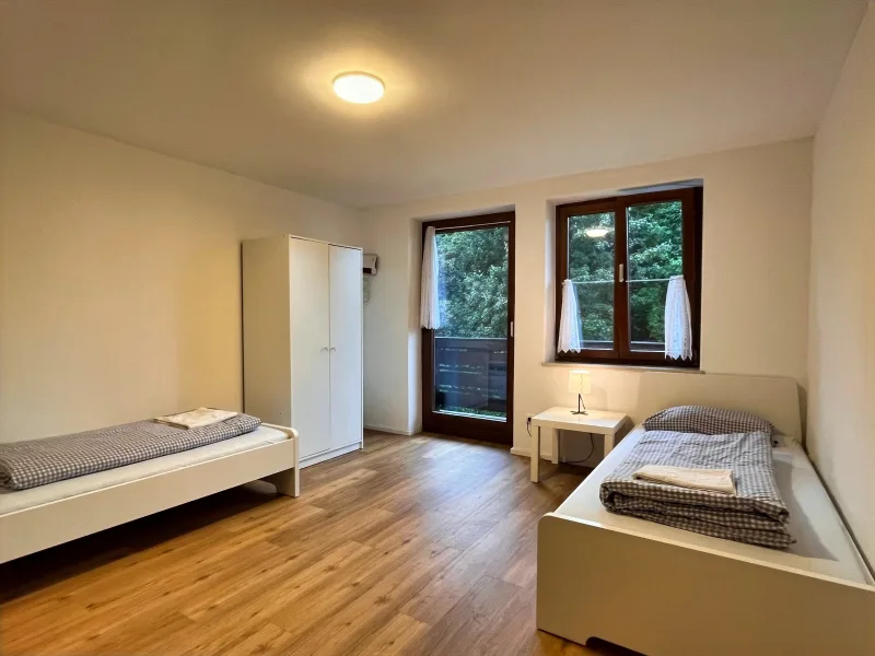 Wohnzimmer mit angrenzendem Balkon - Wohnung kaufen in Miesbach - Kernsaniertes Schmuckstück mit modernem Design! 