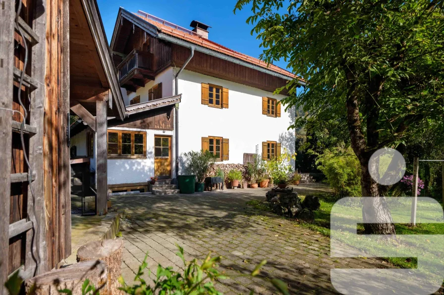 Außenansicht - Haus kaufen in Bayrischzell - Etwas Besonderes - ein großer Garten und keine Nachbarn!