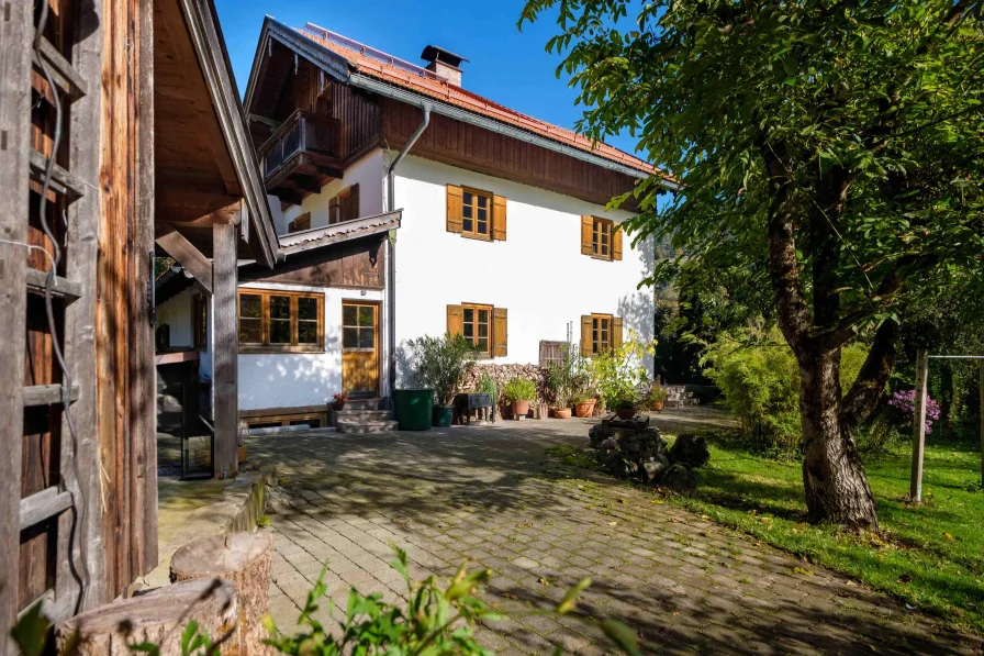 Außenansicht - Haus kaufen in Bayrischzell - Etwas Besonderes - ein großer Garten und keine Nachbarn!