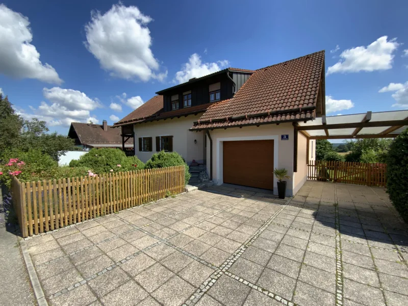 Haus mit Garage und Carport