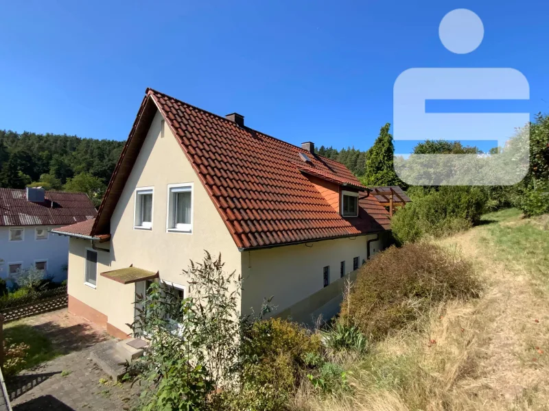 Ansicht mit Terrasse - Haus kaufen in Nabburg - Einfamilienhaus in ruhiger Hanglage