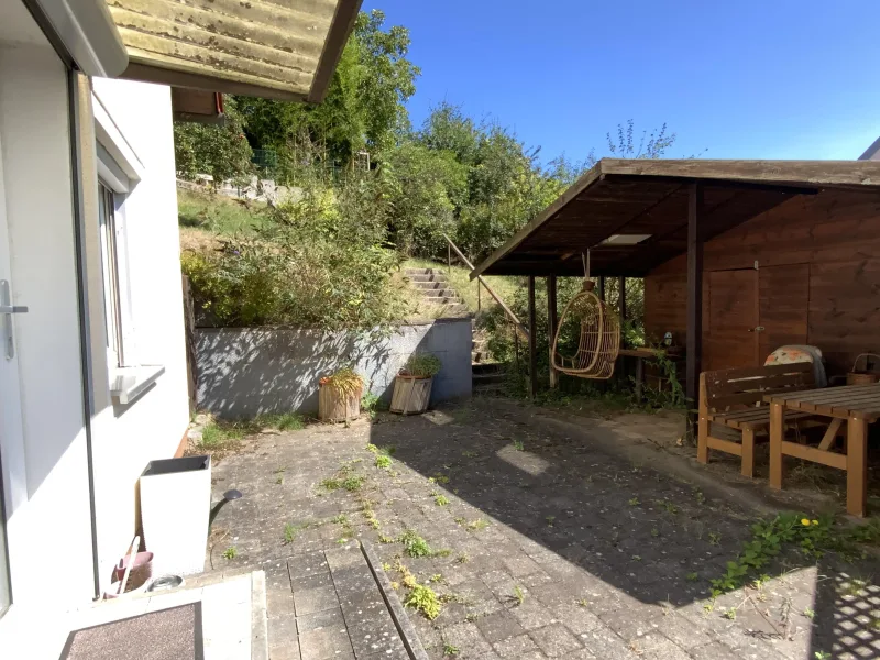 Terrasse mit Gartenhaus