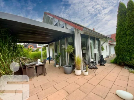 Wohnhaus und Terrasse - Haus kaufen in Schmidgaden - Perfekt für die Familie!