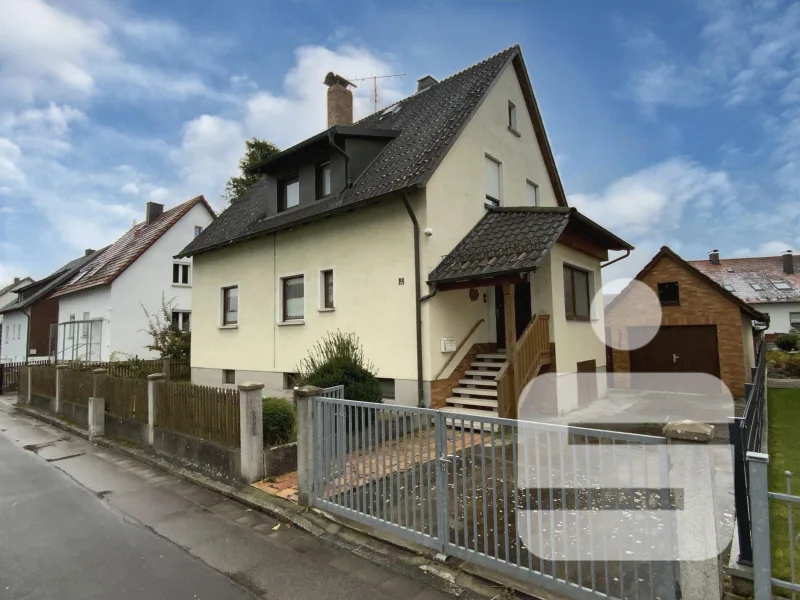 Ansicht - Haus kaufen in Schwarzenfeld - Zweifamilienwohnhaus in zentrumsnaher Lage!