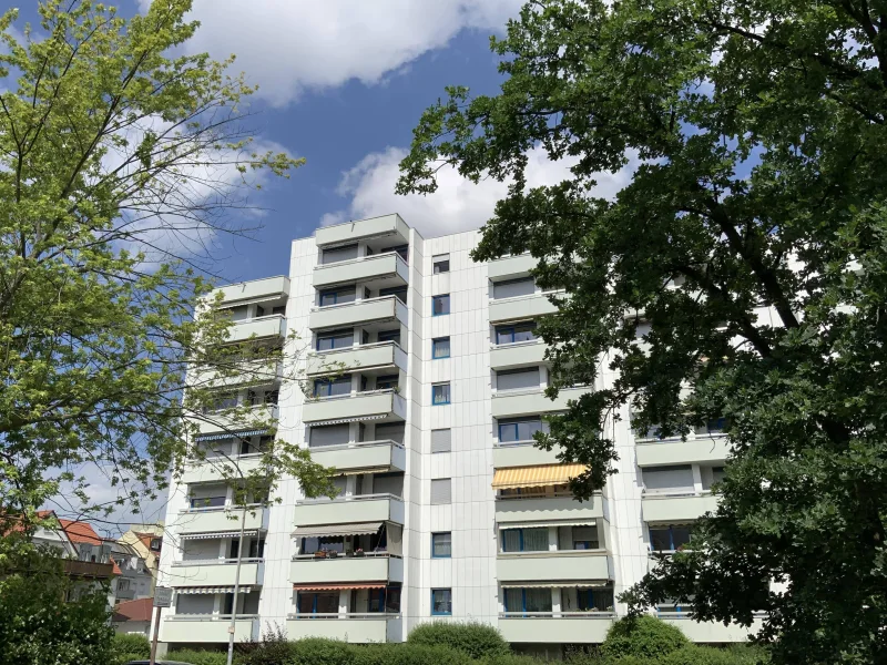 Straßenansicht - Wohnung kaufen in Bamberg - Wohnen mit Blick über das Bamberger Berggebiet