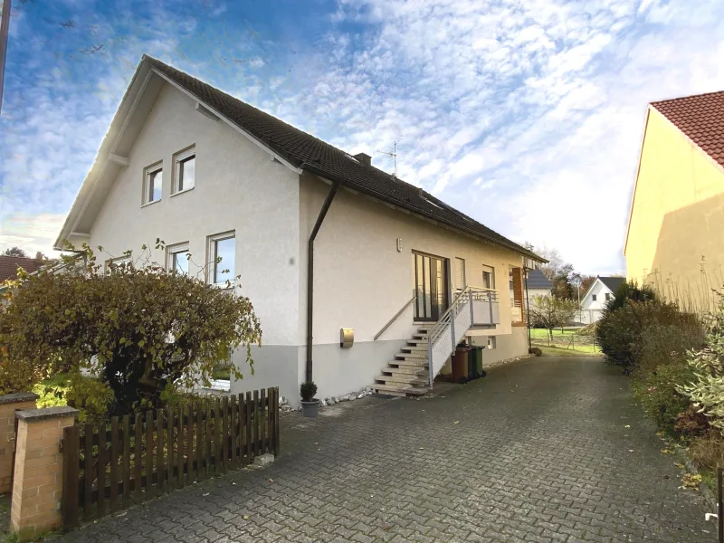 Außenansicht - Haus kaufen in Stegaurach - Gemütliches Zweifamilienhaus in idyllischer Lage von Höfen