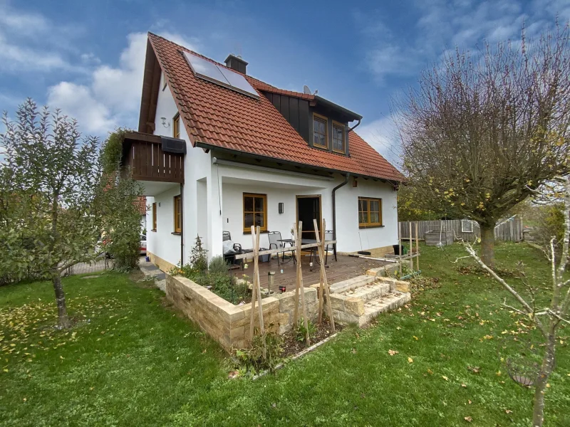 Außenansicht - Haus kaufen in Pettstadt - Top gepflegtes Einfamilienhaus aus dem Jahr 1999 mit ca. 106 m² Wohnfläche.