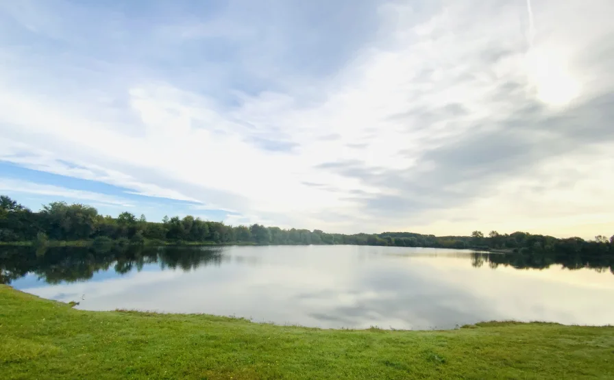 Kleiner Badesee in der Nähe