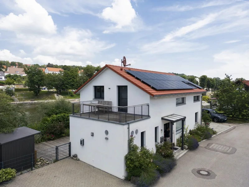 Süd-/Westansicht - Haus kaufen in Donauwörth - Ein Haus in privilegierter Lage für zukunftsorientierte und moderne Menschen 