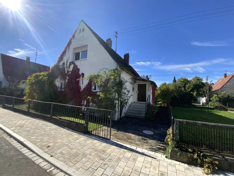 Ostansicht - Haus kaufen in Asbach-Bäumenheim - Hier können Sie Ihre Vorstellungen und Ideen am und im Haus verwirklichen