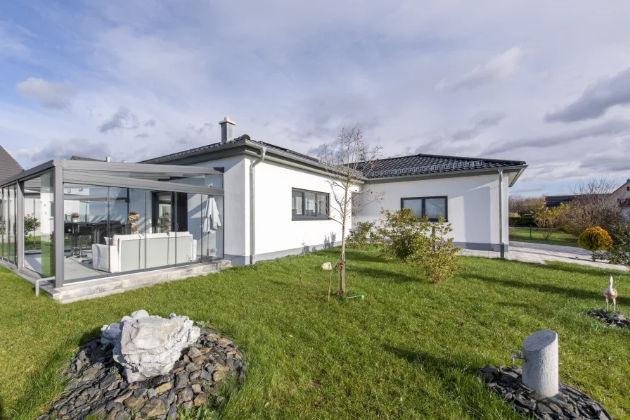 Garten - Haus kaufen in Munningen - Neuwertiger Bungalow mit lichtdurchfluteten Räumen und tollem Grundstück!