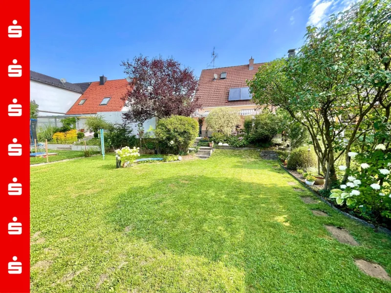 Blick vom Garten zur uneinsehbaren Terrasse - Haus kaufen in Wolfratshausen - Ruhiges Reiheneckhaus für Gartenliebhaber