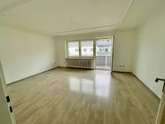 Wohnzimmer mit Zugang zum Balkon