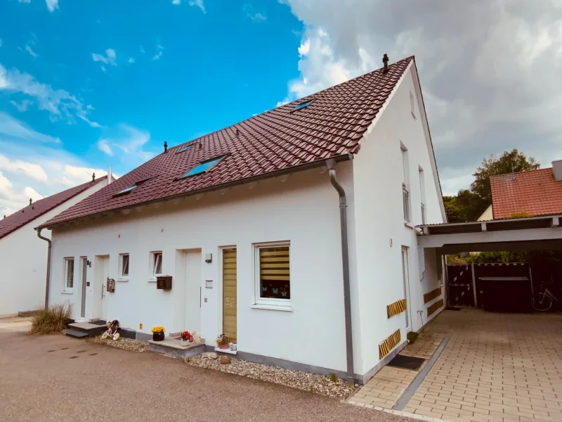 nördlicher Eingangsbereich mit Carport