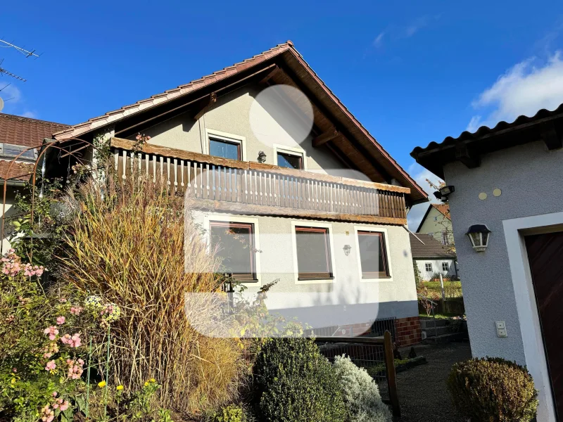 Außenansicht - Haus kaufen in Amberg - Wohnen mit Garten am grünen Stadtrand! Doppelhaushälfte in Amberg/Raigering