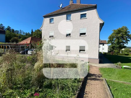 Außenansicht - Wohnung kaufen in Sulzbach-Rosenberg - Wohnen mit Garten am Stadtrand! Erdgeschosswohnung in Sulzbach-Rosenberg