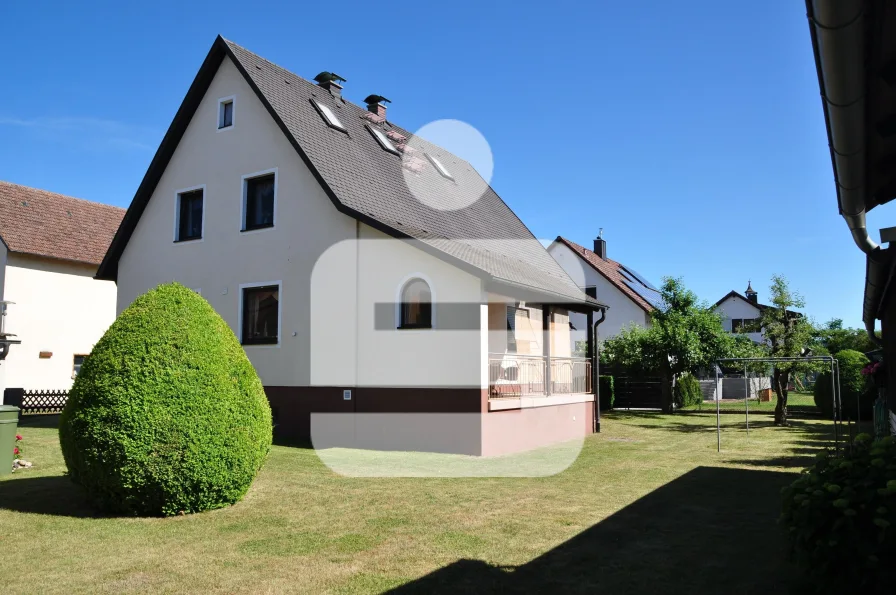 Außenansicht - Haus kaufen in Sulzbach-Rosenberg - Genießen Sie die Natur am Rande der Stadt! Einfamilienhaus in Sulzbach-Rosenberg/Unterschwaig