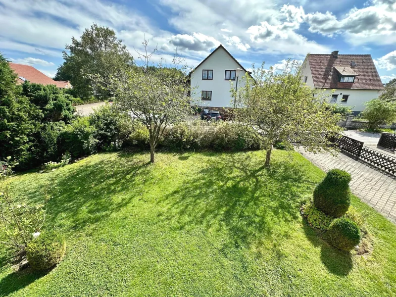 Ausblick vom Balkon in den Garten