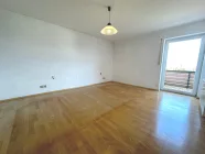 Schlafzimmer mit Zugang zum Balkon OG