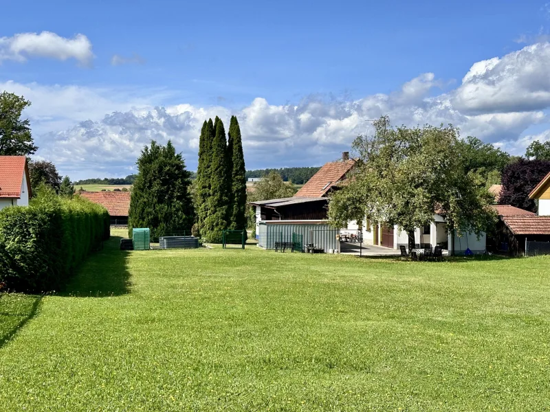 Grundstück und Gartenansicht