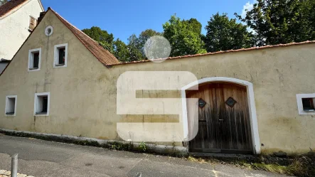 Außenansicht - Haus kaufen in Sulzbach-Rosenberg - Wohnraum mit historischem Flair für Kreative am Fuß der Altstadt! Reihenmittelhaus in Sulzbach-Ro.