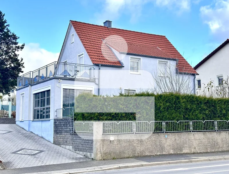 Außenansicht - Haus kaufen in Amberg - Ausgereiftes Wohnkonzept mit bester Verkehrsanbindung! Einfamilienhaus in Amberg