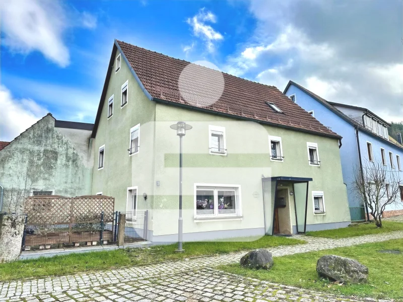 Außenansicht - Haus kaufen in Hirschbach - Wohnen wo Naturfreunde Urlaub machen! Einfamilienhaus in Hirschbach, Landkreis Amberg-Sulzbach